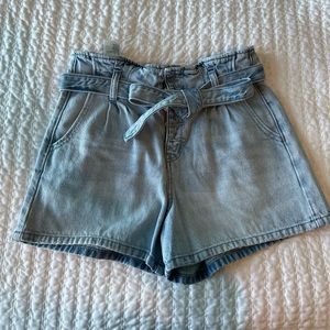 American Eagle | Soze 4, paperbag high rise “Mom Short” light wash